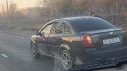 После ремонта на Льва Толстого машины не могут съехать на обочину из-за высоких бордюр. Ответ мэрии