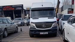 Возле магазина «Чекит» «зебра» снова заставлена машинами. Фото