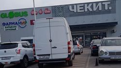 Возле магазина «Чекит» «зебра» снова заставлена машинами. Фото Возле магазина «Чекит» «зебра» снова заставлена машинами. Фото