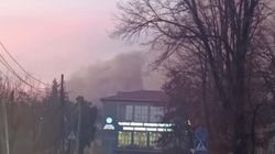 На территории Кыргызско-Турецкого лицея загорелся магазин. Видео