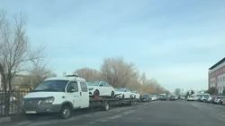 Дорога по ул.Анкара заставлена машинами автосалоном. Видео