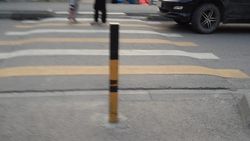 Железную стойку на тротуаре в Көк-Жаре внесли в план демонтажа, - мэрия