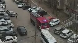 В Тунгуче пожарная машина с трудом проезжает по дороге из-за припаркованных машин. Видео