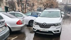 «Самсунг» припарковали, заблокировав другие машины. Фото