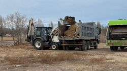 В Чолпон-Ате «Тазалык» и «Зеленхоз» убрали строймусор у речки после жалобы жителя. Фото