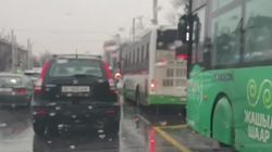 На Ахунбаева создается пробка из-за полосы для общественного транспорта. Видео горожанин