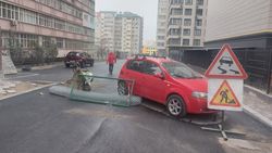 Во дворе дома в Джале уложили асфальт, но все еще не открыли. Почему? Фото жителя