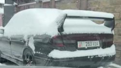 «Субару» со штрафами 9600 сомов стоит на тротуаре. Видео