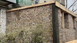 В мэрии рассказали, законно ли к дому на Ахунбаева пристраивают кирпичное здание?