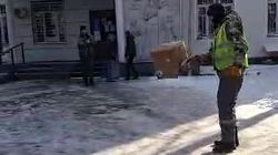 Тротуары в 6 мкр возле поликлиники очистили от гололеда. Видео мэрии