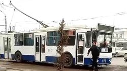 В Оше два троллейбуса третий день стоят напротив автовокзала. Видео