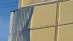 Ветер повредил обшивку дома в Джале. Фото