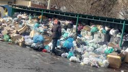 «Тазалык» вывез гору мусора в 8 мкр после жалобы горожанина. Фото