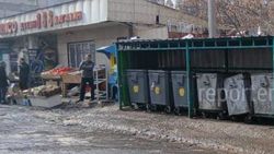 В 8 мкр рядом с мусоркой продают овощи и фрукты. Фото