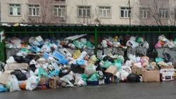 Гора мусора в 12 мкр. Фото