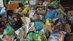 Гора мусора во дворе дома в мкр Улан. Фото