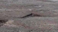 Бишкекчанин пожаловался на беспорядочную парковку на тротуаре по улице Патриса Лумумбы и плохое состояние дороги. Видео