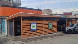 Горожанин пожаловался на мусорные баки у Орто-Сайского рынка, которые находятся возле магазина и аптеки