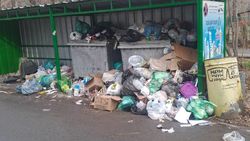 Ещё один житель микрорайонов пожаловался на переполненные мусорные баки