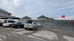 Житель Бишкека пожаловался на то, что парковку по улице Бакаева огородили забором