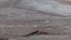 Мэрия проверила жалобу на парковку на тротуаре и состояние дороги на улице Патриса Лумумбы