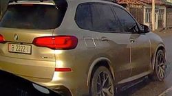 Водитель BMW выехал на встречку через двойную сплошную и проехал на красный. Видео