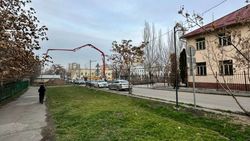 В мэрии Бишкека ответили на просьбу жителей мкр Восток-5 против строительства торговых объектов у школы №66