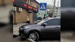 У школы №25 в Бишкеке водитель «Тойоты» припарковался перед пешеходным переходом