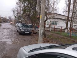 Горожанин жалуется на грязь и слякоть на Карагайском переулке после дождя