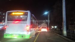 По ул.Ахунбаева общественный транспорт едет по всем 3 полосам, а не по выделенной, - горожанин