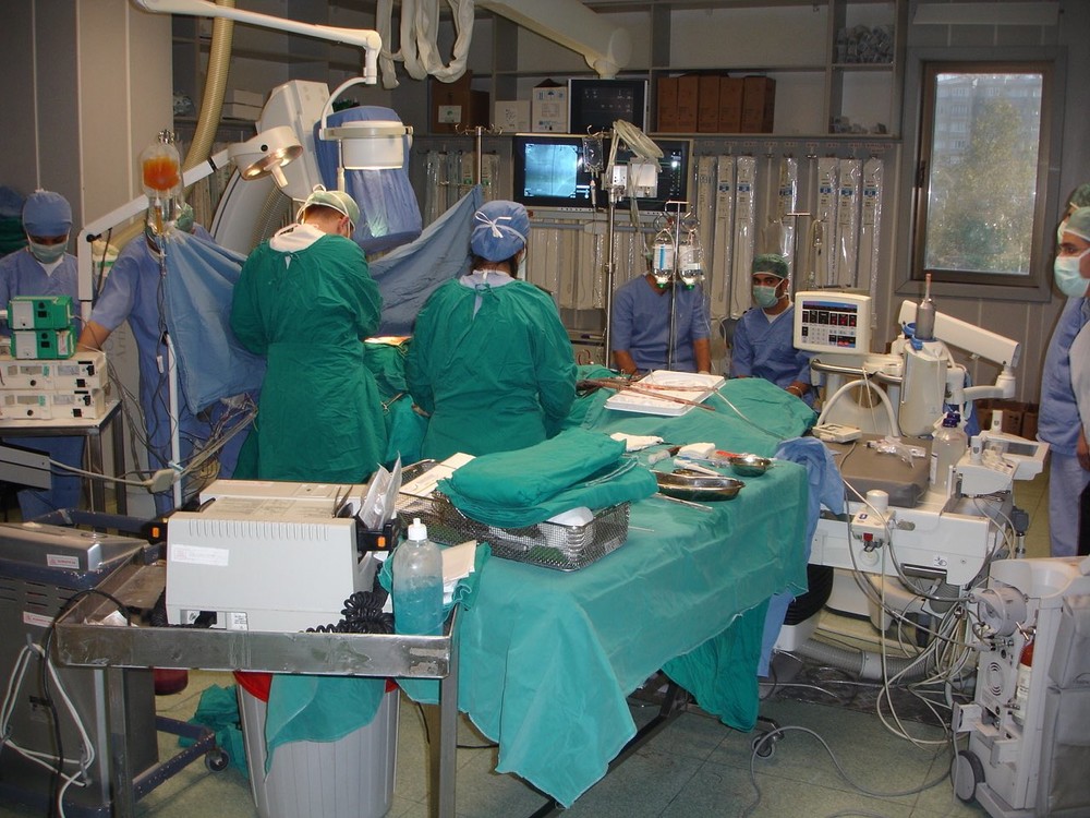 Юрий Владимирович Пя, Мустафа Полат, Эрдоган Демирай, Месрур Зан в гибридной операционной в Турции, Адана, Özel Adana Ortadoğu Hastanesi. - Фото из архиво