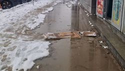 Житель Бишкека пожаловался на отсутствие тротуаров на пересечении улиц Юнусалиева и Медерова