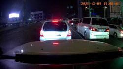 Водитель автобуса №17 выехал на встречную и повернул на другую улицу. Видео