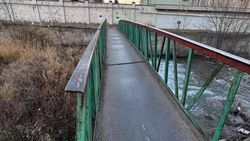 Житель микрорайона Кок-Жар жалуется на аварийное состояние пешеходного моста над рекой Аламедин