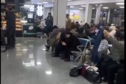 В аэропорту Жалал-Абада задержка рейсов, поэтому пассажиров отправили в Ош на свои деньги,- житель