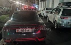 Машины припаркованы в 2 ряда на тротуаре