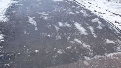 По проспекту Ч.Айтматова есть перепад дороги с уклоном, который опасен при гололеде, - жалуется горожанин