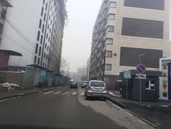 В районе Восток 5 машины припаркованы в запрещенном месте