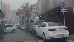 Житель Бишкека пожаловался на припаркованные машины в Востоке-5, несмотря на запрещающий знак