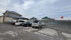 Парковку по улице Бакаева огородили забором. Ответ мэрии Парковку по улице Бакаева огородили забором. Ответ мэрии