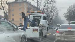 Водитель эвакуатора нарушил ПДД. Видео
