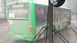 Водитель автобуса жалуется на другого водителя автобуса. Фото