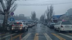 Беспорядочная парковка на рынке «Мадина». Фото