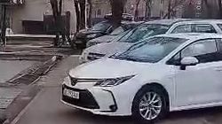 Тротуар на Гагарина продолжают использовать как стоянку. Видео Тротуар на Гагарина продолжают использовать как стоянку. Видео