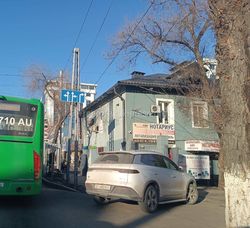 Водитель BYD припарковался, заехав на тротуар. Фото