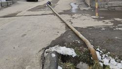 Посреди дороги на Ахунбаева—Көк-Жангак установили железную трубу. Фото Посреди дороги на Ахунбаева—Көк-Жангак установили железную трубу. Фото