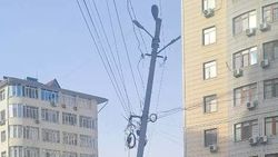 Столб в 7 мкр может упасть. Фото