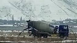 Бетономешалка что-то сливает в поле у села Орто-Сай. Видео Бетономешалка что-то сливает в поле у села Орто-Сай. Видео