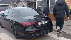 «Мерседес» со штрафами более 24 тыс. сомов стоит на зебре. Фото
