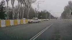 «Странная» авария на Фучика. «Мерседес» выехал на перекресток, а затем врезался в бетонное ограждение. Видео с регистратора